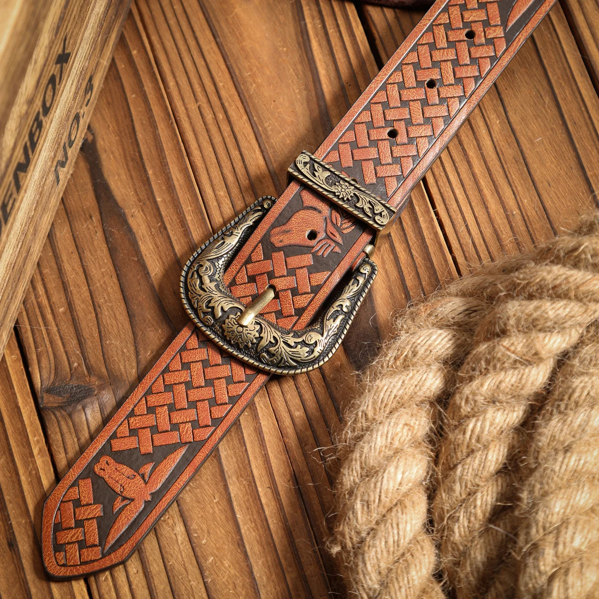 A casual, individual and retro belt, a Western-style clothing accessory, metal buckle, PU belt, suitable for both men and women