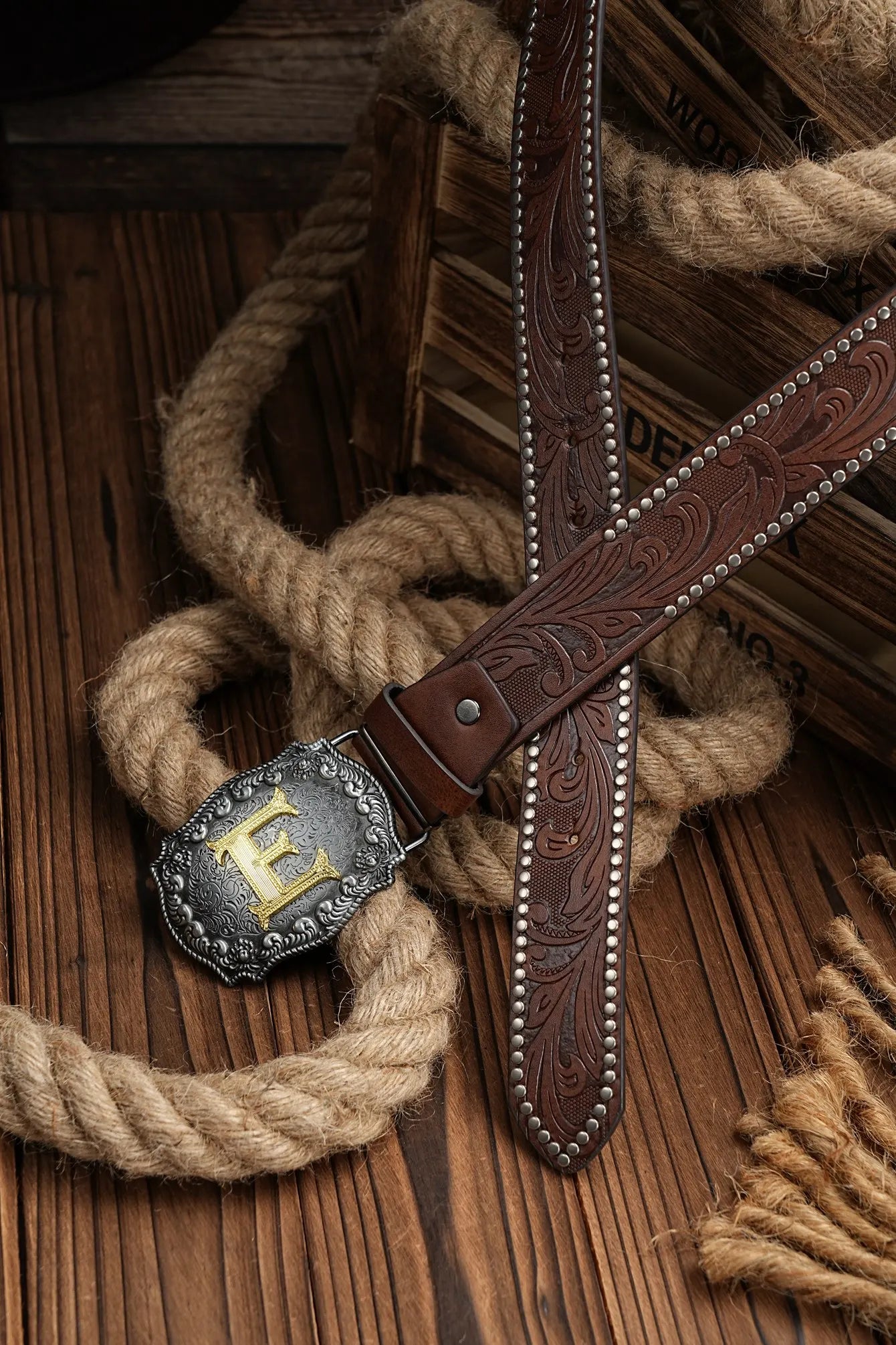 A casual, individual and retro belt, Western-style clothing accessory, metal buckle, PU belt, suitable for both men and women