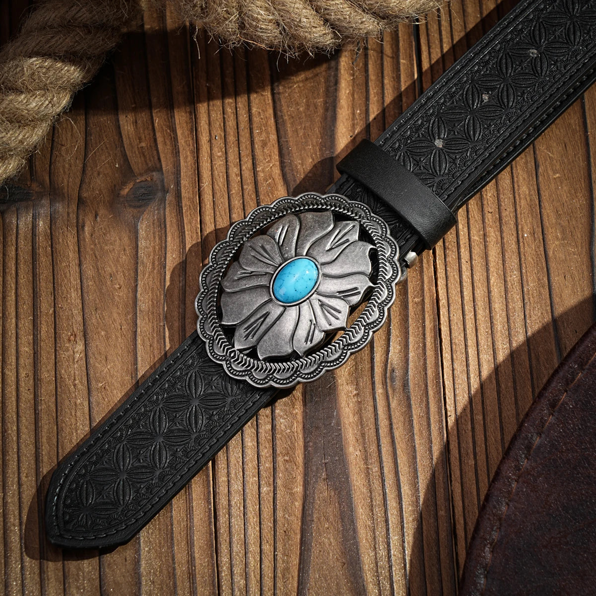 A casual, individual and retro belt, Western-style clothing accessory, metal buckle, PU belt, suitable for both men and women