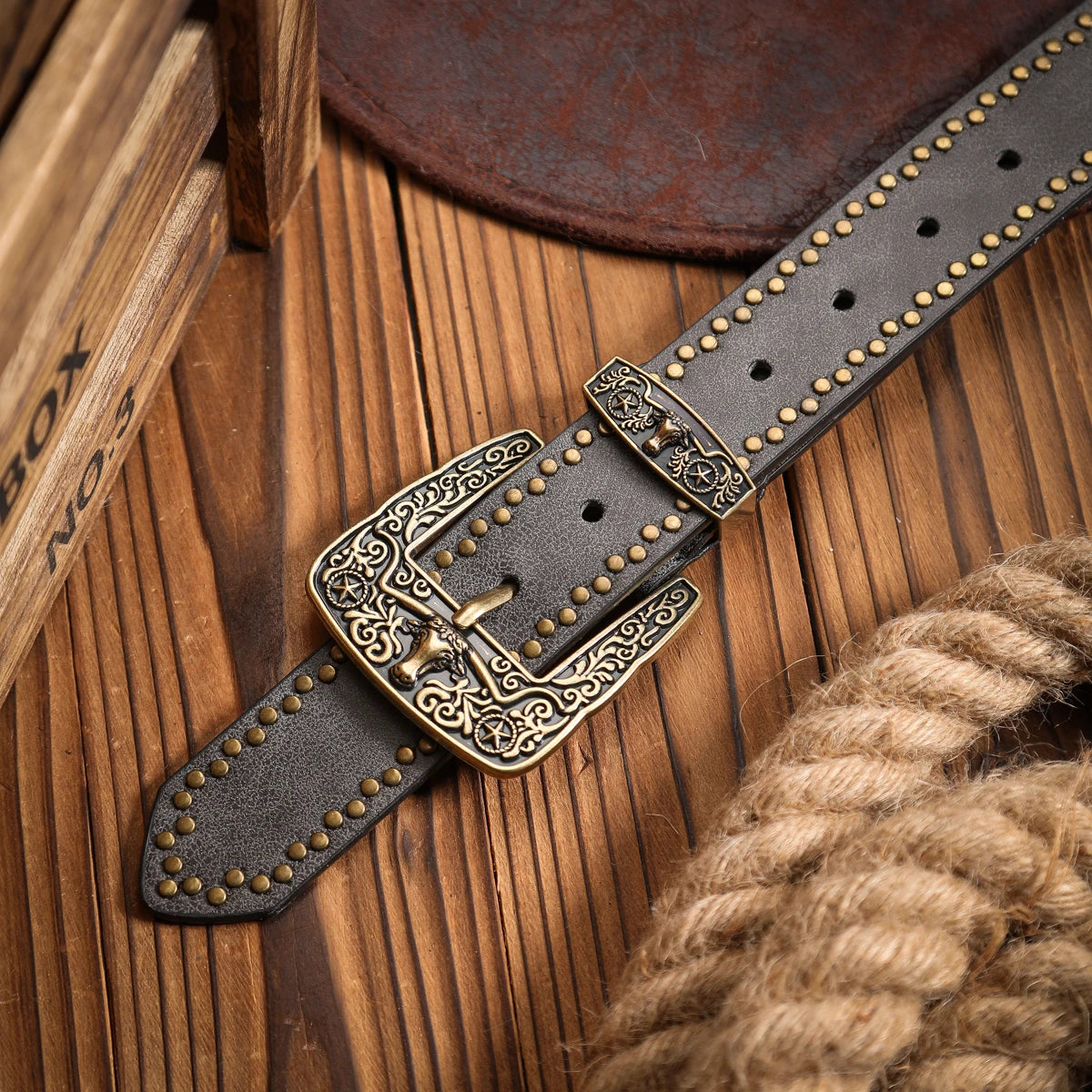 A Western-style PU leather belt for both men and women, a classic and casual retro belt