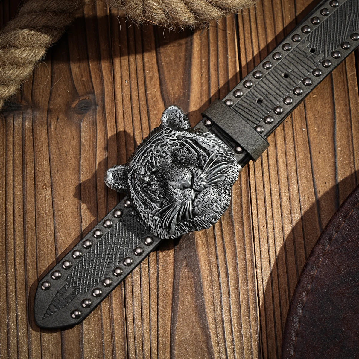 A casual, individual and retro belt, Western-style clothing accessory, metal buckle, PU belt, suitable for both men and women