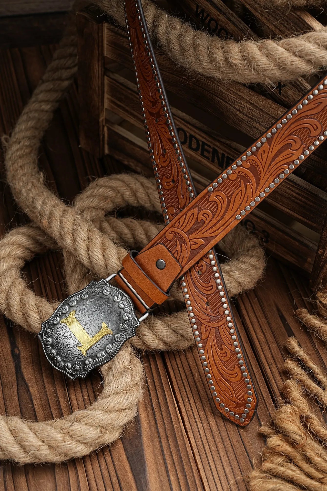 A casual, individual and retro belt, Western-style clothing accessory, metal buckle, PU belt, suitable for both men and women