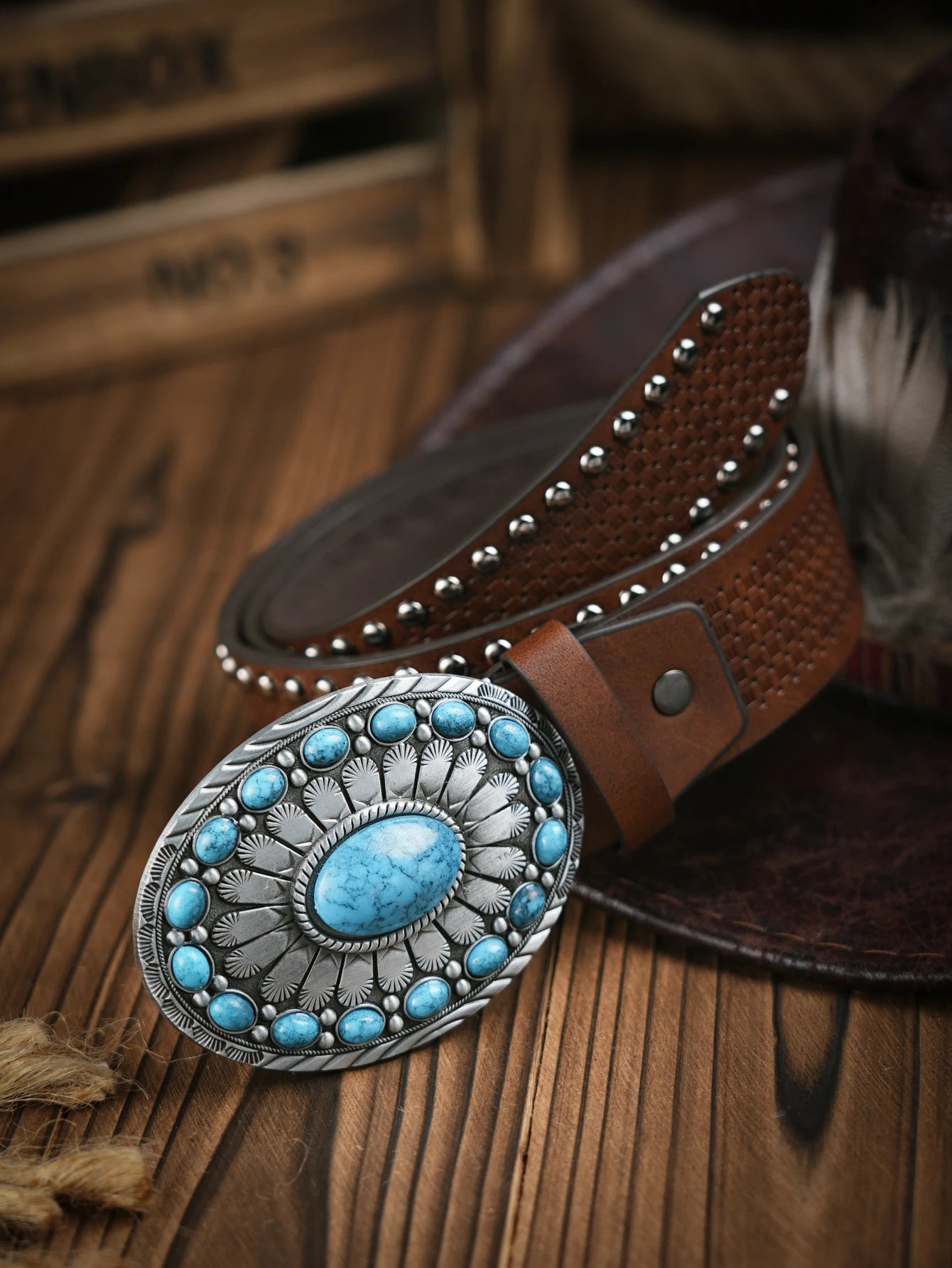 A men's and women's casual retro belt Western style! PU leather belt with metal buckle, suitable for daily work wear