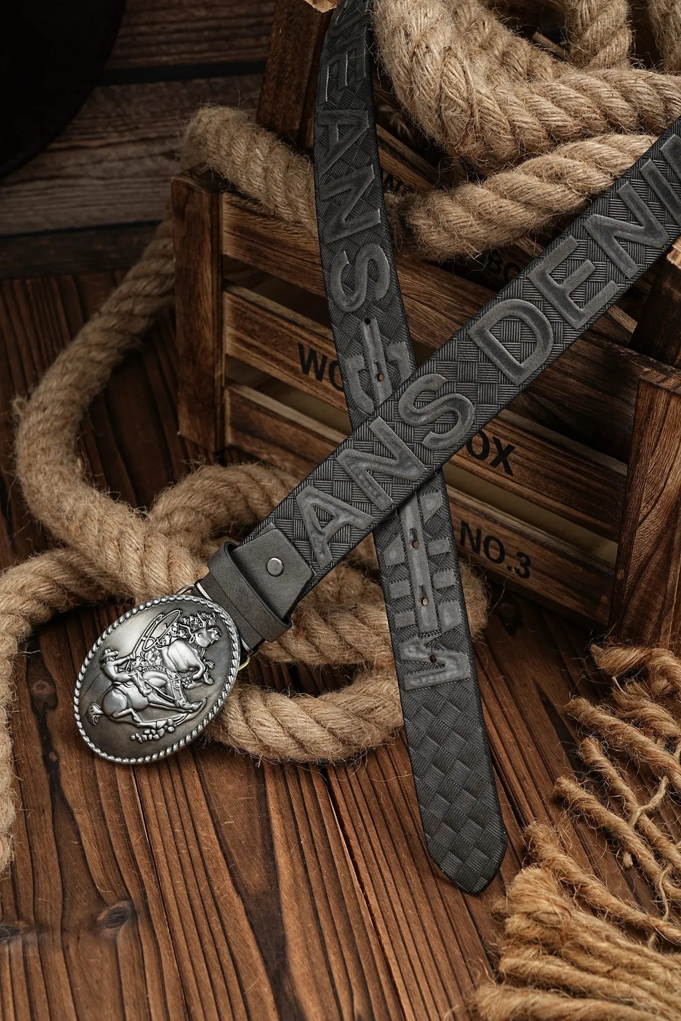 A men's and women's casual retro belt Western style! PU leather belt with metal buckle, suitable for daily work wear