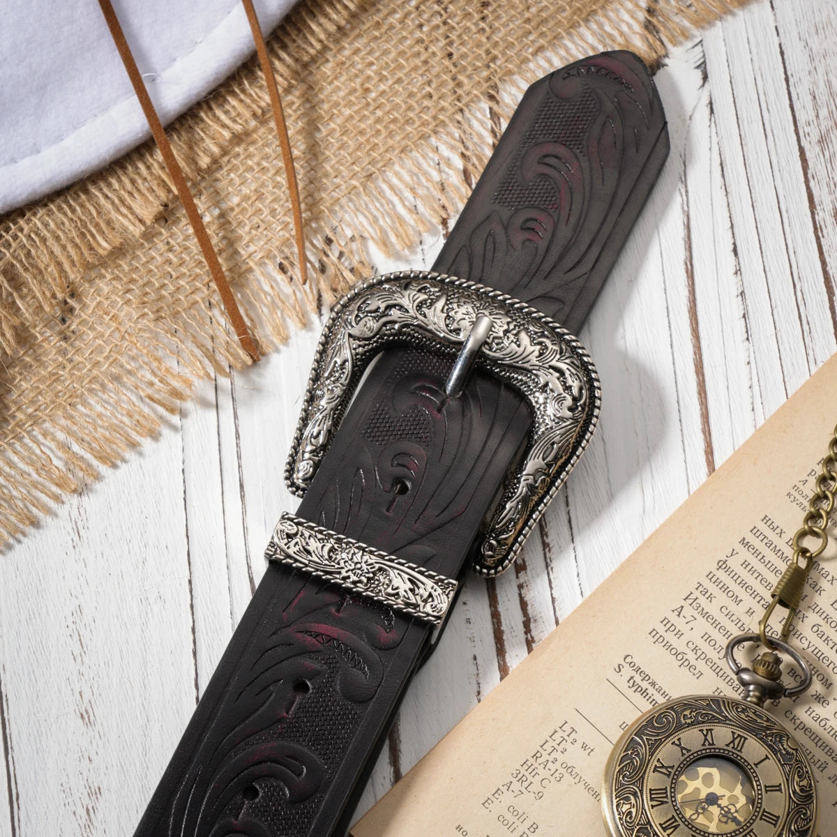 A casual, individual and retro belt, Western-style clothing accessory, metal buckle, PU belt, suitable for both men and women
