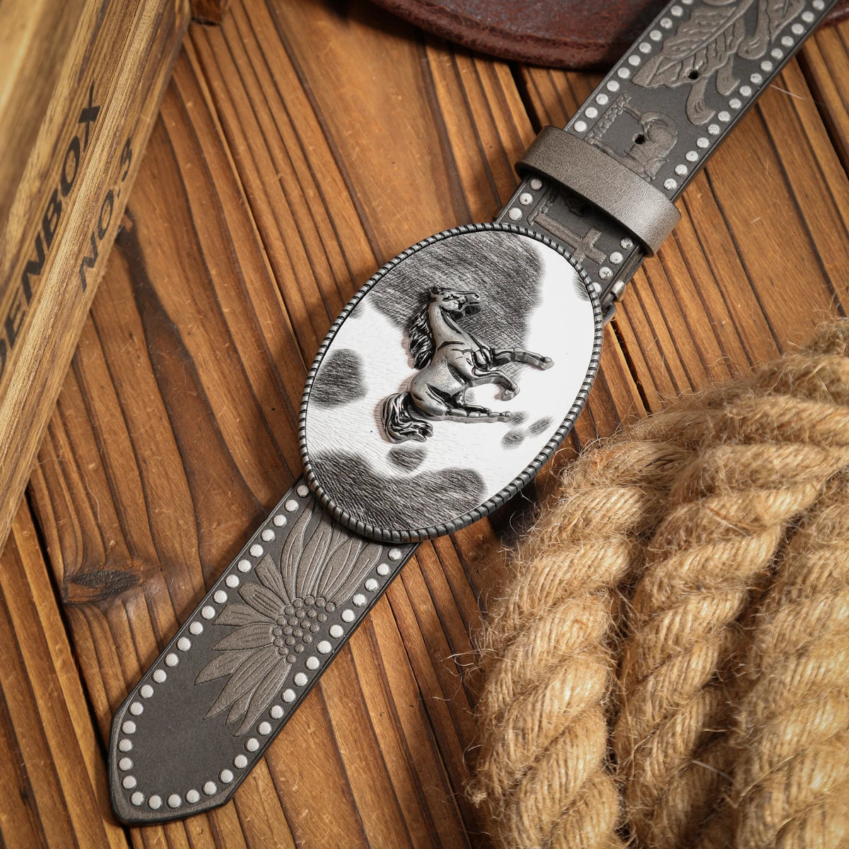 A casual, individual and retro belt, a Western-style clothing accessory, metal buckle, PU belt, suitable for both men and women
