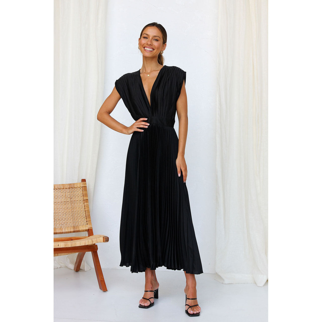 Summer V-Neck Pleated Dress – Casual Loose Fit with Zipper & Lace-Up Detail