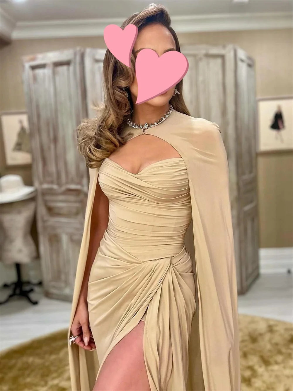 فستان ميلا للحفلات الراقصة بدون أكمام بتصميم بوق، بتصميم مخصص، بفتحة جانبية عالية، مع ثنيات، وفستان سهرة قابل للفصل، وشال.