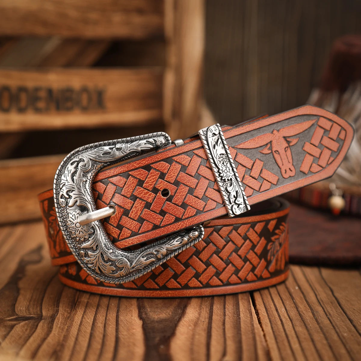 A casual, individual and retro belt, a Western-style clothing accessory, metal buckle, PU belt, suitable for both men and women