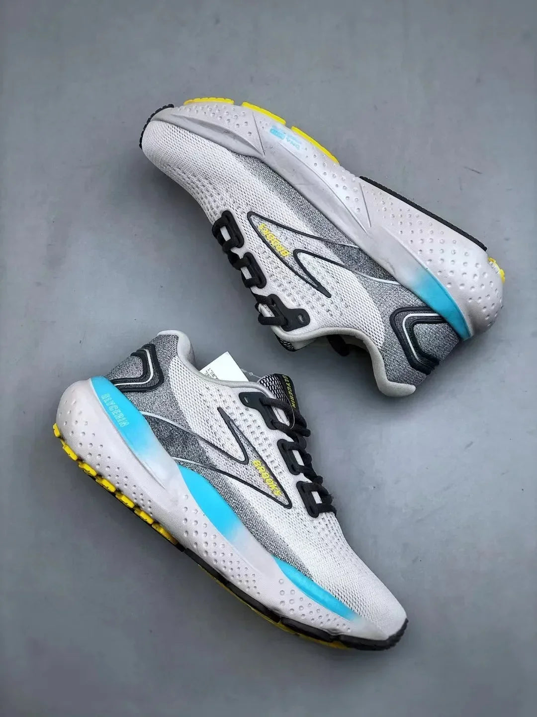 Brooks Men’s Glycerin 21 Neutral Running Shoe Shoes for Men Delivers A Perfect Balance Of Grip And Comfort