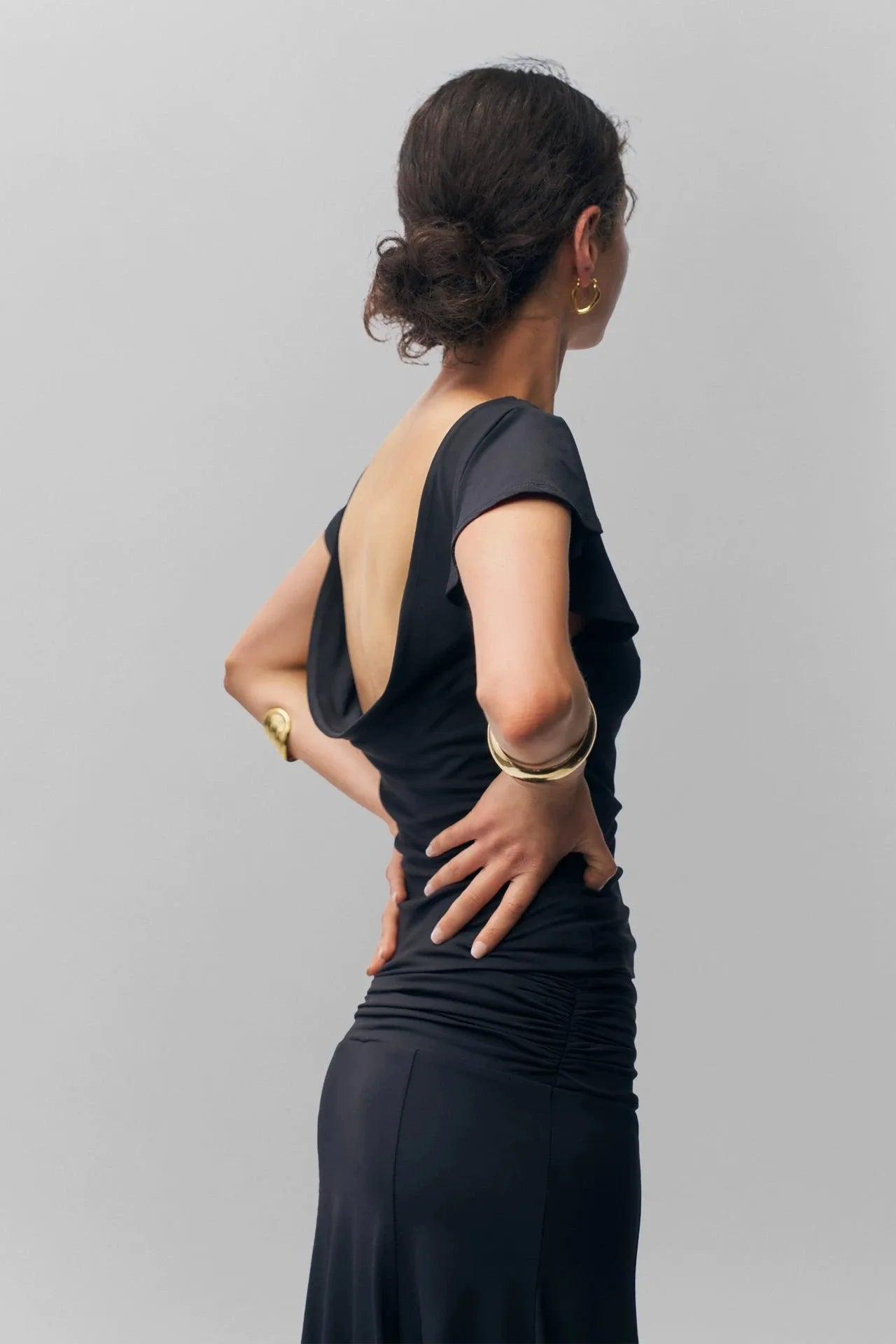 Guizio  black low-waist pleated midi skirt with an irregular hemline one-shoulder ruffled short-sleeved top