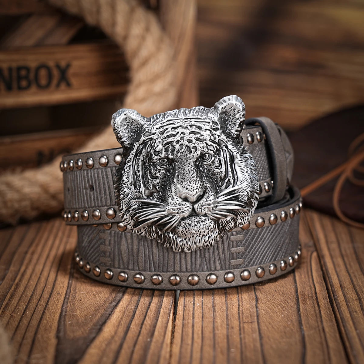 A casual, individual and retro belt, Western-style clothing accessory, metal buckle, PU belt, suitable for both men and women