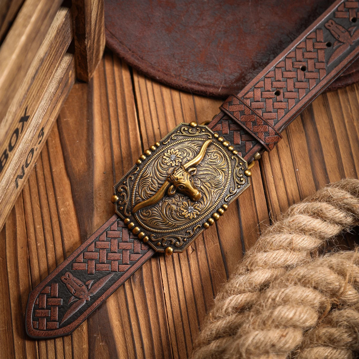 A Western-style PU leather belt for both men and women, a classic and casual retro belt