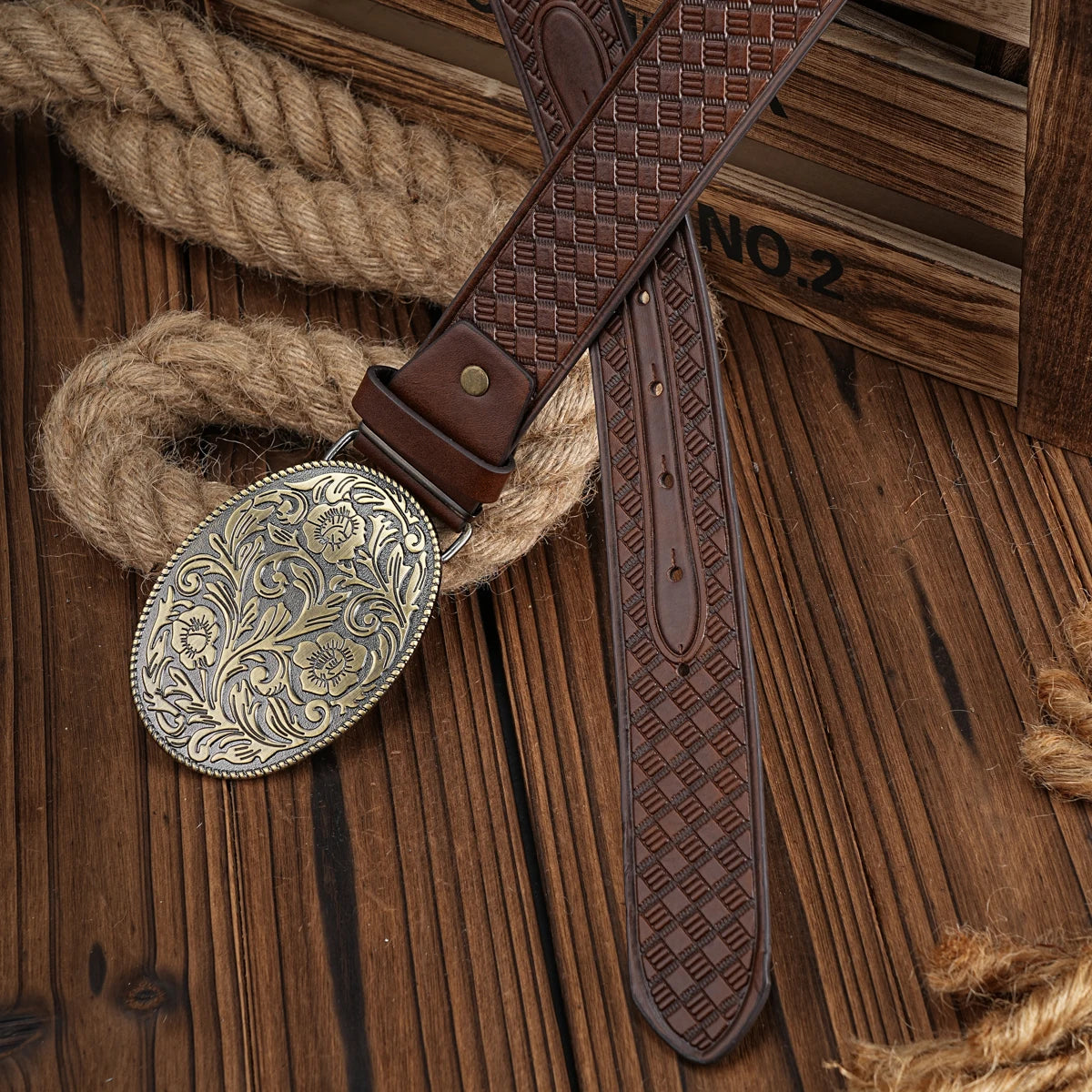 A men's and women's casual retro belt Western style! PU leather belt with metal buckle, suitable for daily work wear