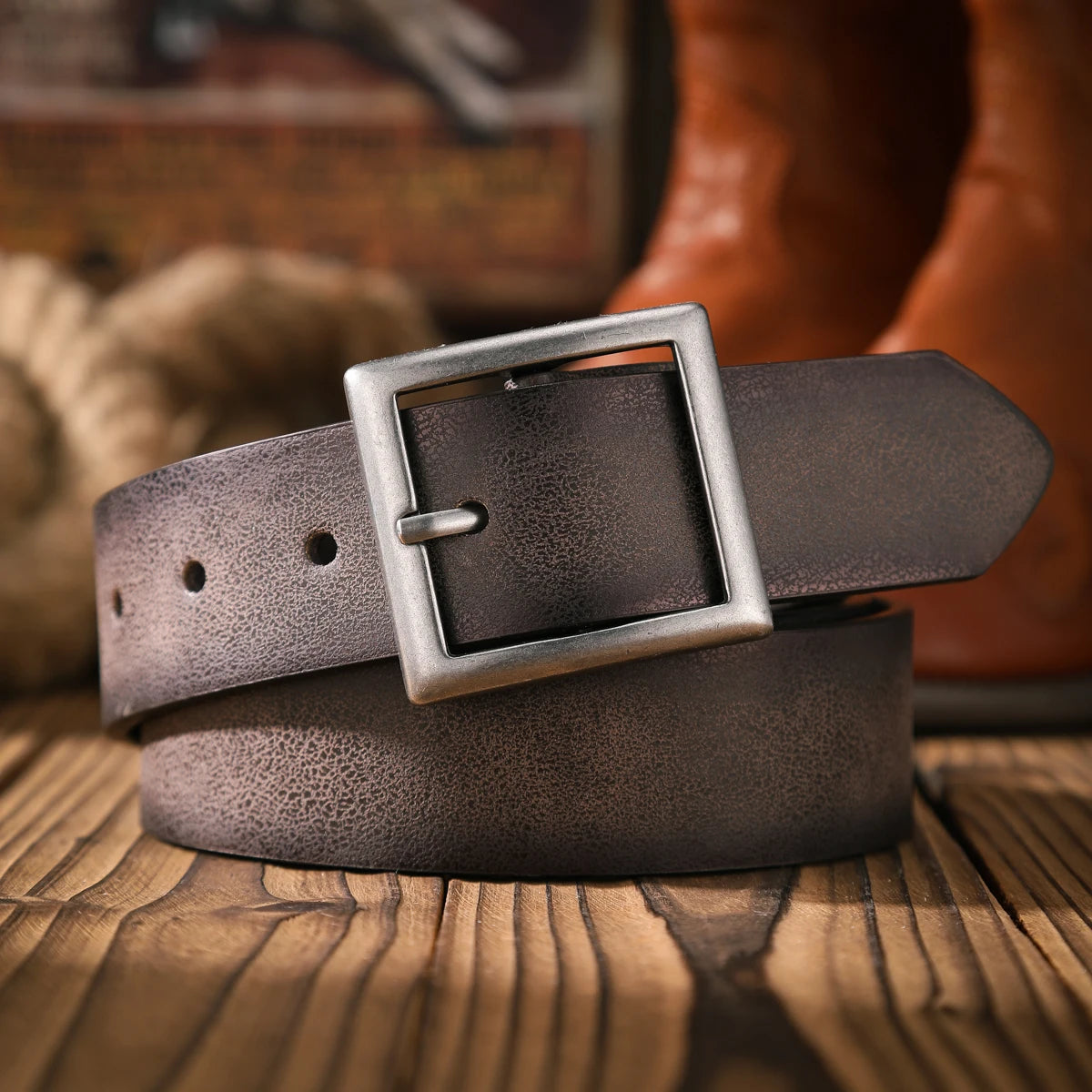 A casual and retro belt, a waist accessory for Western-style clothing, metal buckle, PU belt, suitable for both men and women