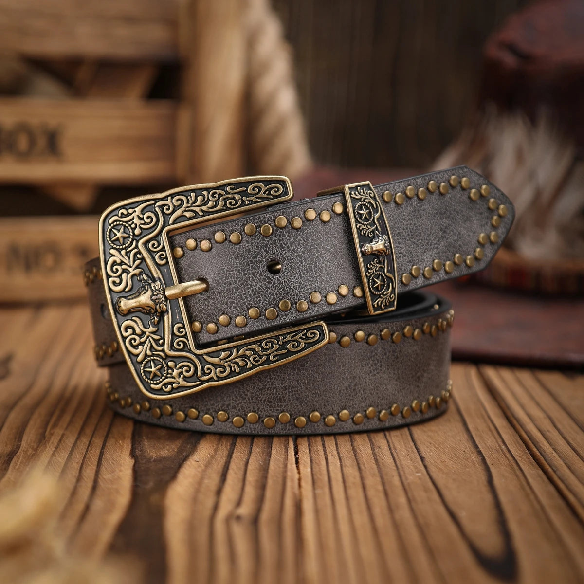 A Western-style PU leather belt for both men and women, a classic and casual retro belt