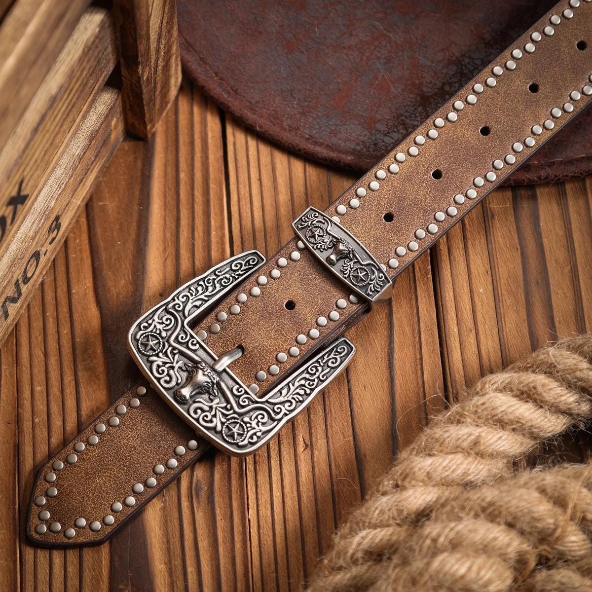 A Western-style PU leather belt for both men and women, a classic and casual retro belt