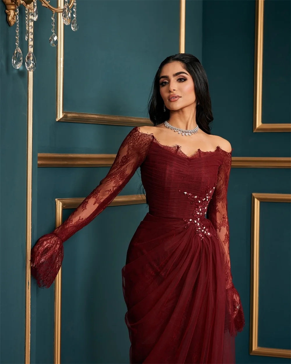 فساتين ميلا الحمراء للحفلات بدون أكتاف بتصميم حرف A من التول والكريستال بأكمام طويلة وفساتين السهرة المطرزة والمخصصة لعام ٢٠٢٥