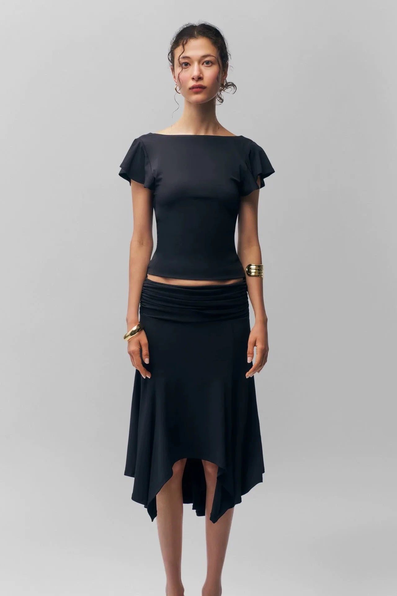 Guizio  black low-waist pleated midi skirt with an irregular hemline one-shoulder ruffled short-sleeved top